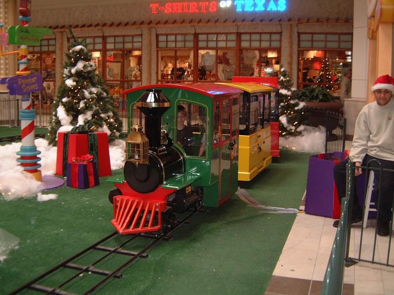 2003/12(Dec)/01-Pre Christmas Fun/800x600_2003-12-16-04-Dax-Chance-Visit-Santa.JPG